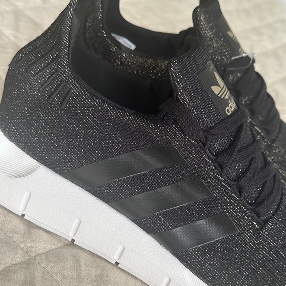 🆕 Adidas Swift Run Sneaker in Core Black with Gold Sparkles. 11M, NWT 🖤🤍///✨ - Picture 6 of 12
